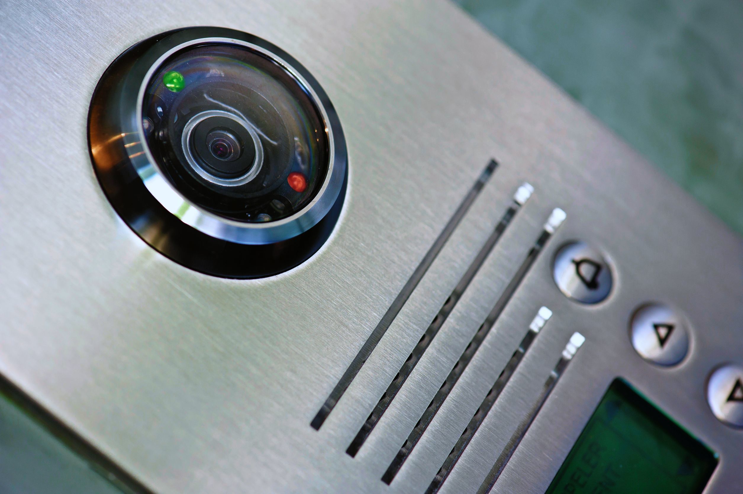 Türsprechanlage mit integrierter Kamera und Bedientasten – Komponente für Videoüberwachung und Zutrittskontrolle im Sicherheitsangebot von Limburger Sicherheitstechnik.