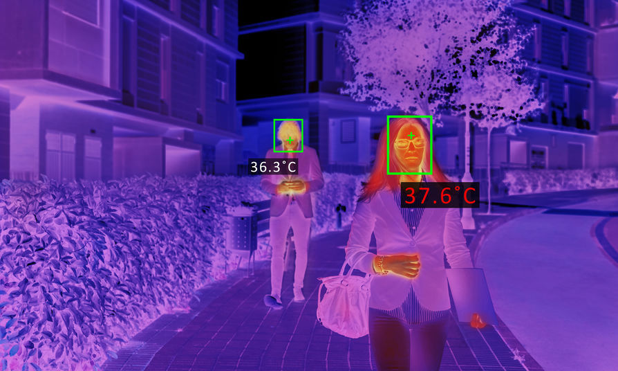Wärmebildaufnahme eines thermischen Fieberscreenings mit Temperaturmessung von zwei Personen (36,3°C und 37,6°C) in einem urbanen Bereich – Sicherheitslösung von Limburger Sicherheitstechnik.