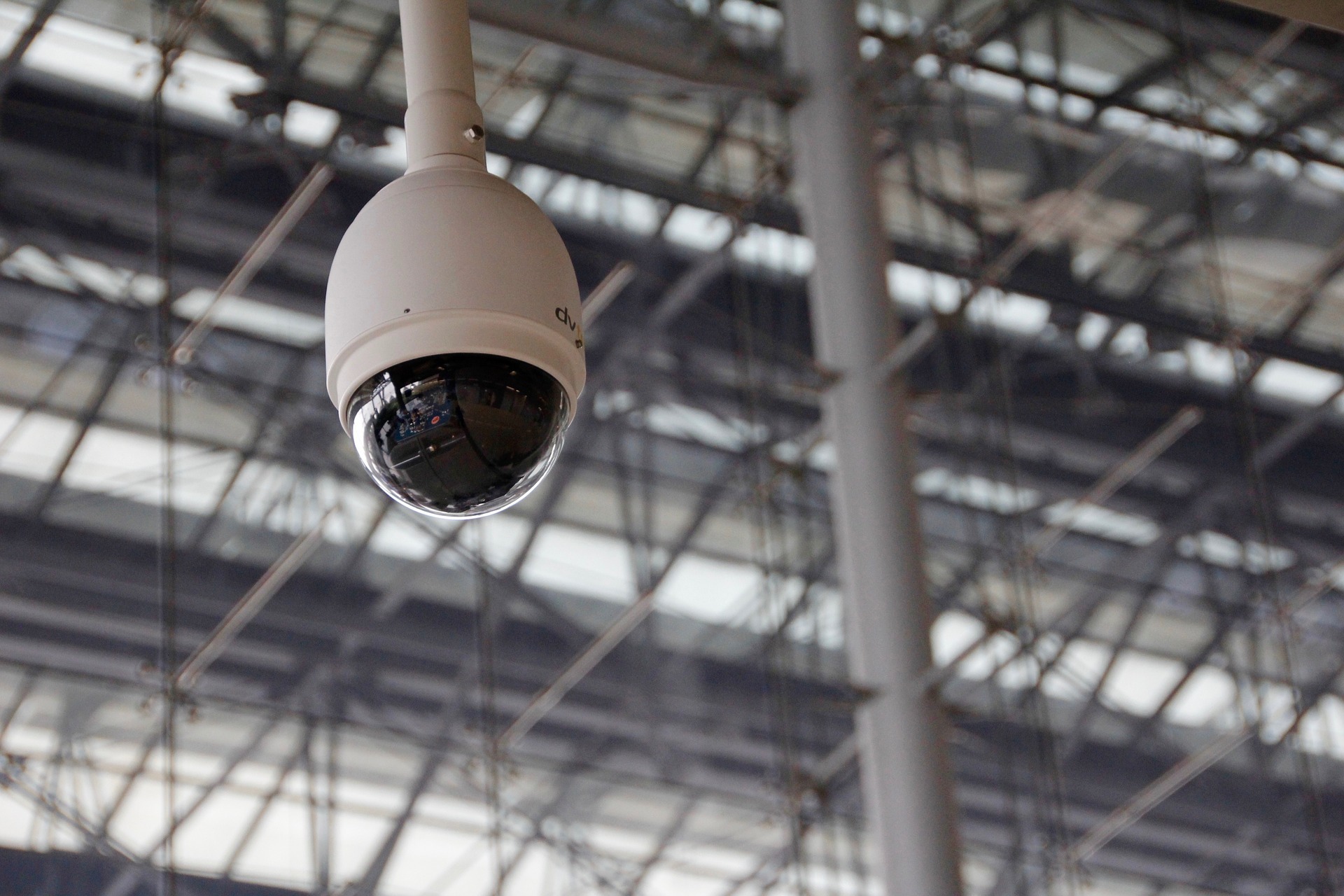 Dome-Kamera für Videoüberwachung in einem großen Industriegebäude mit Stahlkonstruktion.